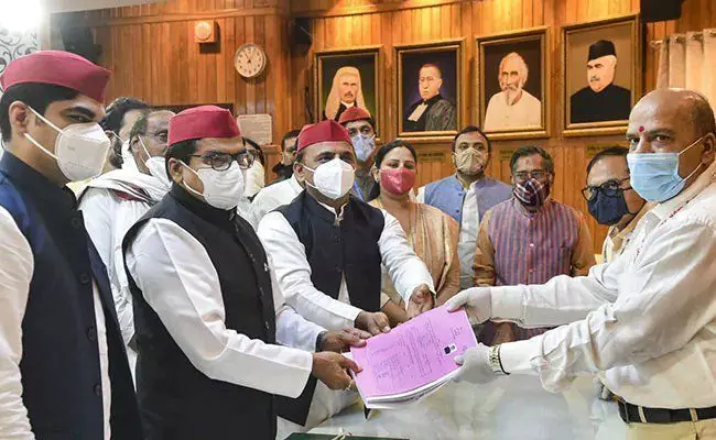 समाजवादी पार्टी के रामगोपाल ने किया राज्यसभा चुनाव के लिए नामांकन, अखिलेश यादव समेत सपा के बड़े नेता रहे मौजूद समाजवादी पार्टी के रामगोपाल ने किया राज्यसभा चुनाव के लिए नामांकन, अखिलेश यादव समेत सपा के बड़े नेता रहे मौजूद