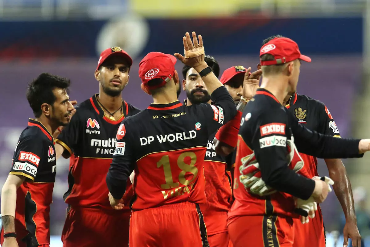 IPL LIVE: RCB के बॉलरों ने मचाया कोहराम, सिर्फ 84 रन ही बना पाई KKR