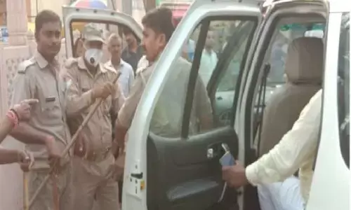 मछलीशहर सांसद के निजी बॉडी गार्ड ने ड्यूटी पर तैनात सिपाही को पीटा, आक्रोशित जनता ने घेरा मछलीशहर सांसद के निजी बॉडी गार्ड ने ड्यूटी पर तैनात सिपाही को पीटा, आक्रोशित जनता ने घेरा