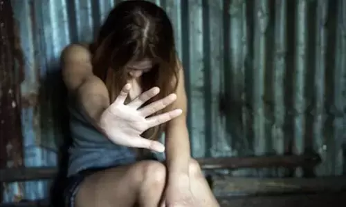 दिल्ली में साईकिल सवार युवती को कार सवार युवक दिखाने लगा प्राइवेट पार्ट, वीडियो हुआ वायरल