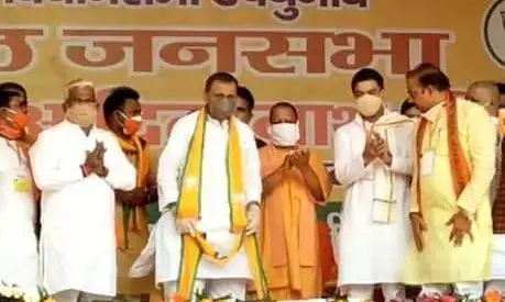 बुलंदशहर उपचुनाव में CM योगी ने रैली को किया सम्बोधित, सपा के पूर्व मंत्री किरणपाल सिंह को दिलाई बीजेपी की सदस्यता बुलंदशहर उपचुनाव में CM योगी ने रैली को किया सम्बोधित, सपा के पूर्व मंत्री किरणपाल सिंह को दिलाई बीजेपी की सदस्यता