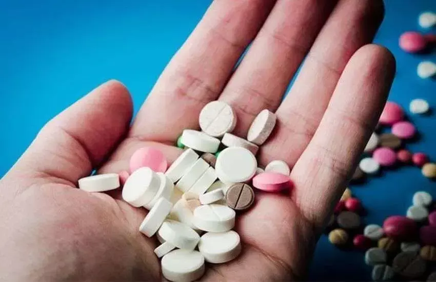 लखनऊ विधानभवन के सामने महिला ने खाई जहरीली दवा