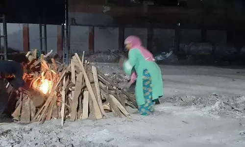 जब कोई नहीं आया तो पत्नी को अकेले करना पड़ा पति का अंतिम संस्कार, जानिये क्यों करती रही मुखाग्नि देने से इंकार! जब कोई नहीं आया तो पत्नी को अकेले करना पड़ा पति का अंतिम संस्कार, जानिये क्यों करती रही मुखाग्नि देने से इंकार!