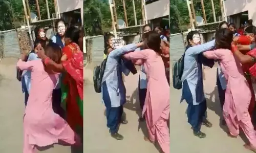 चंडीगढ़: बीच सड़क पर स्कूली छात्राओं की गैंगवार, जमकर चले लात-घूंसे और चप्पल चंडीगढ़: बीच सड़क पर स्कूली छात्राओं की गैंगवार, जमकर चले लात-घूंसे और चप्पल