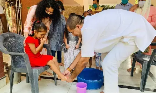नवरात्र पर मेडिकल कॉलेज में कन्याओं का पूजन कर कराया कन्याभोज नवरात्र पर मेडिकल कॉलेज में कन्याओं का पूजन कर कराया कन्याभोज