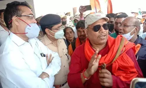 गैर समुदाय के युवक द्वारा नाबालिग लड़की को भगा ले जाने के मामले में बजरंगदल ने घेरा निगोही थाना, प्रशासन को दिया 5 दिन का समय गैर समुदाय के युवक द्वारा नाबालिग लड़की को भगा ले जाने के मामले में बजरंगदल ने घेरा निगोही थाना, प्रशासन को दिया 5 दिन का समय
