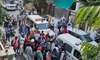 कंगाली के दौर से गुजर रहे एक व्यक्ति ने पत्नी और बच्चों को गोली मारने के बाद की खुदकुशी कंगाली के दौर से गुजर रहे एक व्यक्ति ने पत्नी और बच्चों को गोली मारने के बाद की खुदकुशी