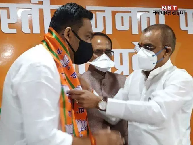 मध्यप्रदेश में कांग्रेस को एक और बड़ा झटका, विधायक राहुल लोधी बीजेपी में शामिल मध्यप्रदेश में कांग्रेस को एक और बड़ा झटका, विधायक राहुल लोधी बीजेपी में शामिल