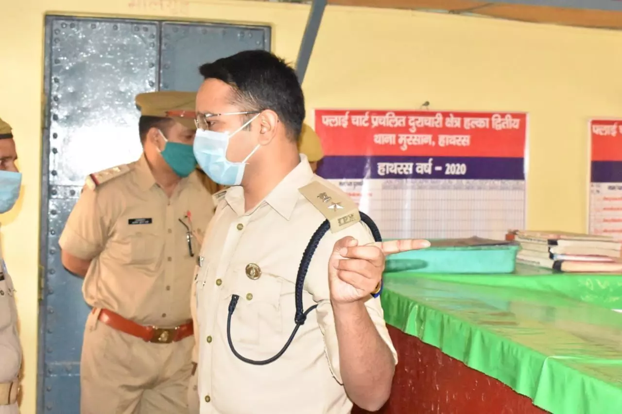 1090 वूमेन पावरलाइन, डायल112 , कोरोना संक्रमण से बचाव ,यातायात नियमों को लेकर एसपी हाथरस ने की जनता से अपील 1090 वूमेन पावरलाइन, डायल112 , कोरोना संक्रमण से बचाव ,यातायात नियमों को लेकर एसपी हाथरस ने की जनता से अपील