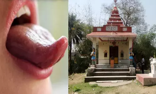 यूपी के बांदा में 9 दिन व्रत के बाद अपनी जीभ काटकर देवी माँ को चढाई यूपी के बांदा में 9 दिन व्रत के बाद अपनी जीभ काटकर देवी माँ को चढाई