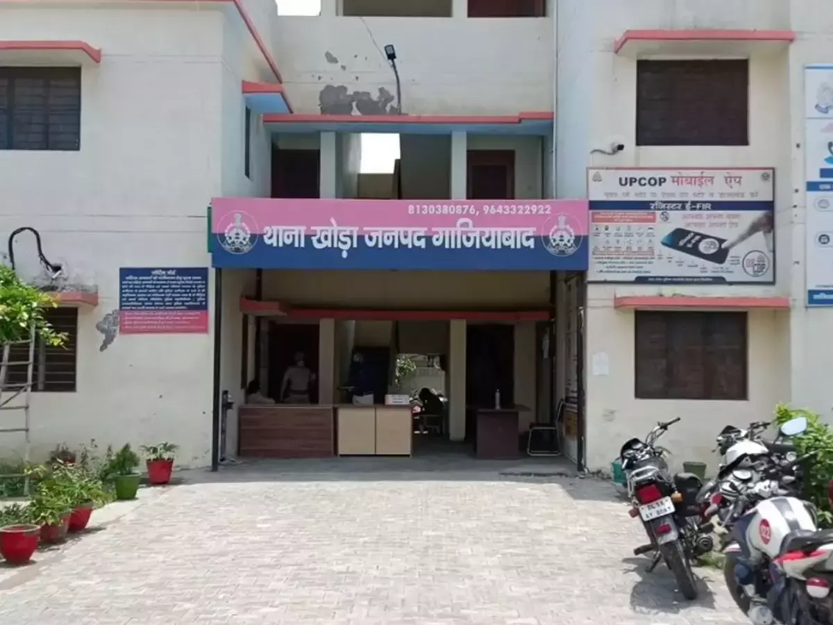 गाजियाबाद के खोड़ा में लगी आग, फायर बिग्रेड की कई गाडी पहुंची, मकान में चार लोंगों के फसे होने की उम्मीद गाजियाबाद के खोड़ा में लगी आग, फायर बिग्रेड की कई गाडी पहुंची, मकान में चार लोंगों के फसे होने की उम्मीद