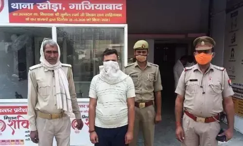 गाजियाबाद में फर्जी आईएएस अधिकारी गिरफ्तार गाजियाबाद में फर्जी आईएएस अधिकारी गिरफ्तार