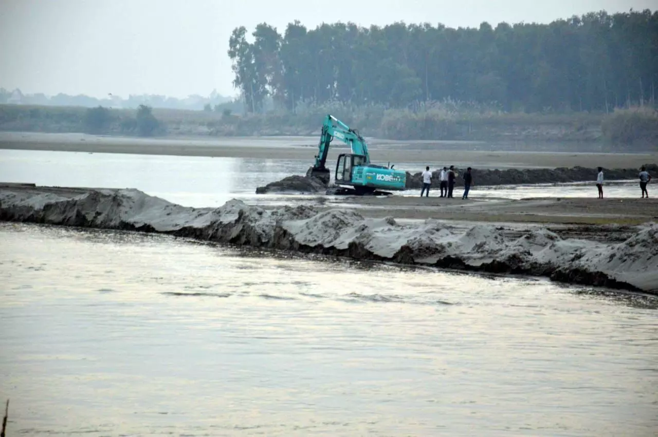 खनन माफिया की भूख मिटाने में लगी यमुना का अस्तित्व