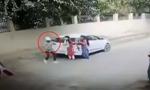 फरीदाबाद में दिनदहाड़े 20 वर्षीय कॉलेज छात्रा की गोली मारकर की हत्या, लड़की को कार में खींचने का वीडियो वायरल फरीदाबाद में दिनदहाड़े 20 वर्षीय कॉलेज छात्रा की गोली मारकर की हत्या, लड़की को कार में खींचने का वीडियो वायरल
