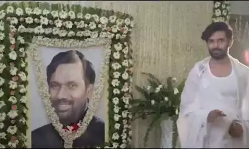 पिता रामविलास को श्रद्धांजलि देने का चिराग पासवान का रिहर्सल Video वायरल, आए निशाने पर? पिता रामविलास को श्रद्धांजलि देने का चिराग पासवान का रिहर्सल Video वायरल, आए निशाने पर?
