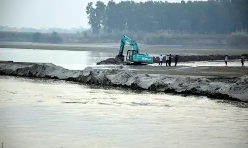 खनन माफिया की भूख मिटाने में लगी यमुना का अस्तित्व खनन माफिया की भूख मिटाने में लगी यमुना का अस्तित्व