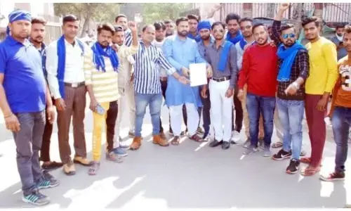 चंद्रशेखर के काफिले पर फायरिंग से आक्रोश चंद्रशेखर के काफिले पर फायरिंग से आक्रोश