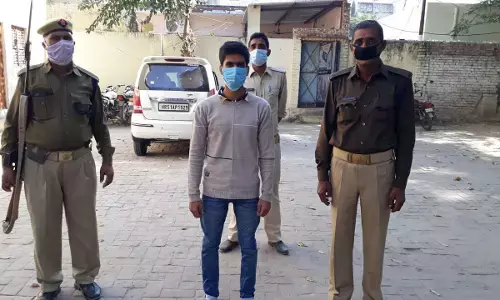 नाबालिग बालिका के अश्लील फोटो सोशल मीडिया पर वायरल करने वाले युवक को पुलिस ने दबोचा नाबालिग बालिका के अश्लील फोटो सोशल मीडिया पर वायरल करने वाले युवक को पुलिस ने दबोचा