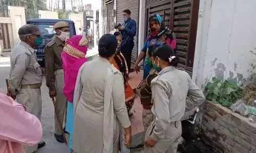 शामली: पत्नी ने पति के अवैध संबंधों को लेकर घर के गेट के सामने डेरा डाला, घंटो बाद खुले गेट