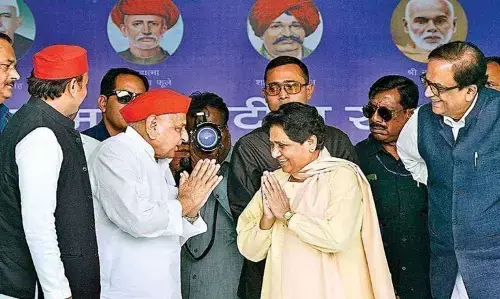 अखिलेश के मास्टर स्ट्रोक ने दिलाई 2003 की याद, 17 साल पहले भी मुलायम ने बसपा तोड़कर बना ली थी सरकार यूपी में सरकार अखिलेश के मास्टर स्ट्रोक ने दिलाई 2003 की याद, 17 साल पहले भी मुलायम ने बसपा तोड़कर बना ली थी सरकार यूपी में सरकार