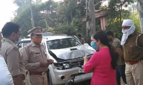 अमरोहा में सीओ श्रेष्ठा ठाकुर की गाड़ी में टक्कर मारी पीछे से टक्कर, सीओ के गर्दन, पेट और कमर में आई चोट अमरोहा में सीओ श्रेष्ठा ठाकुर की गाड़ी में टक्कर मारी पीछे से टक्कर, सीओ के गर्दन, पेट और कमर में आई चोट
