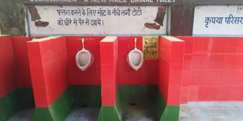 गोरखपुर में रेलवे अस्पताल के शौचालयों को सपा के रंग में रंगा, भड़की पार्टी ने की तुरंत एक्शन की मांग