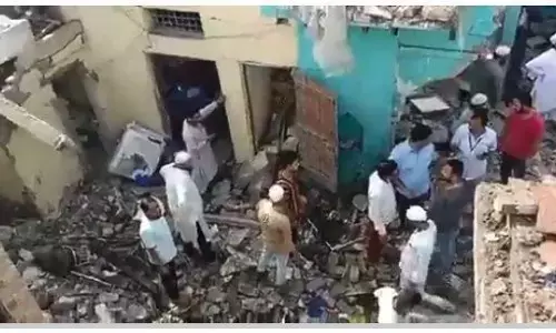 मेरठ के सरधना में घर में फटा सिलेंडर, दो की मौत कई घायल घर के उड़े परखच्चे, देखें वीडियो