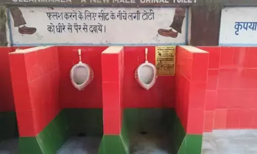 गोरखपुर में रेलवे अस्पताल के शौचालयों को सपा के रंग में रंगा, भड़की पार्टी ने की तुरंत एक्शन की मांग गोरखपुर में रेलवे अस्पताल के शौचालयों को सपा के रंग में रंगा, भड़की पार्टी ने की तुरंत एक्शन की मांग