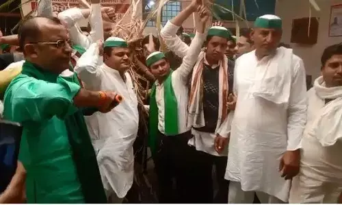 जिला कलेक्ट्रेट में भाकियू का अनिश्चितकालीन धरना, सरकार के खिलाफ किसानों के ट्रैक्टरों से भरा कलेक्ट्रेट जिला कलेक्ट्रेट में भाकियू का अनिश्चितकालीन धरना, सरकार के खिलाफ किसानों के ट्रैक्टरों से भरा कलेक्ट्रेट