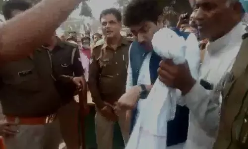 कैराना कोतवाल से उलझे सपा विधायक नाहिद हसन, देखिये कितनी भयंकर हुई नोकझोंक