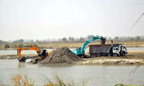 मामौर में माफिया ने यमुना पर बांध दिया अस्थायी पुल, मानकों को ताक पर रखकर किया जा रहा चीरहरण मामौर में माफिया ने यमुना पर बांध दिया अस्थायी पुल, मानकों को ताक पर रखकर किया जा रहा चीरहरण