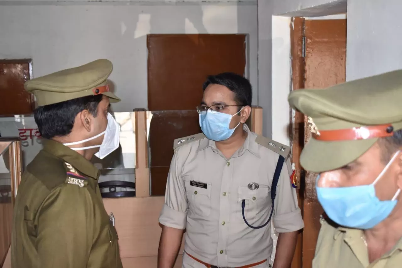 हाथरस एसपी विनीत जायसवाल जब पहुंचे कोतवाली सिकंदराराऊ तो फिर .. हाथरस एसपी विनीत जायसवाल जब पहुंचे कोतवाली सिकंदराराऊ तो फिर ..