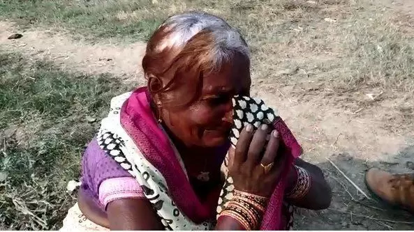 हाईकोर्ट के आदेश पर गरीब हरिजन मजदूरों के आशियाने पर चला प्रशासन का बुलडोजर हाईकोर्ट के आदेश पर गरीब हरिजन मजदूरों के आशियाने पर चला प्रशासन का बुलडोजर