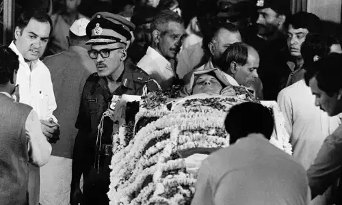 इंदिरा गाँधी की जान बचाने के लिए चढ़ाया गयी था 80 बोतल ख़ून, फिर भी नहीं बची थी जान!