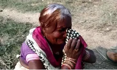 हाईकोर्ट के आदेश पर गरीब हरिजन मजदूरों के आशियाने पर चला प्रशासन का बुलडोजर हाईकोर्ट के आदेश पर गरीब हरिजन मजदूरों के आशियाने पर चला प्रशासन का बुलडोजर