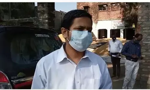 पीलीभीत डीएम पुलकित खरे फिर जा धमके धान खरीद केंद्र और बोले पीलीभीत डीएम पुलकित खरे फिर जा धमके धान खरीद केंद्र और बोले