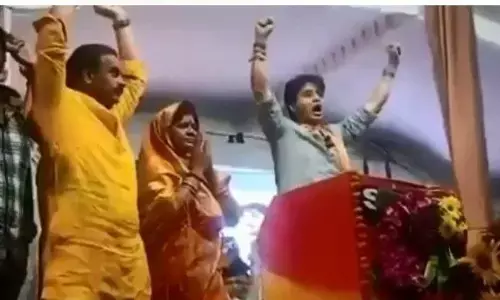 सिंधिया ने माँगा अंतिम दिन कांग्रेस के लिए वोट मचा बीजेपी खेमें में हडकम्प, देखें वीडियो सिंधिया ने माँगा अंतिम दिन कांग्रेस के लिए वोट मचा बीजेपी खेमें में हडकम्प, देखें वीडियो