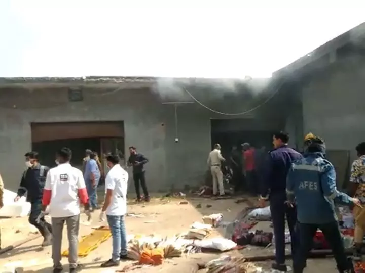 अहमदाबाद में कपड़ा गोदाम में में आग लगने से धमाका, 9 लोगों की मौत, रेस्क्यू जारी