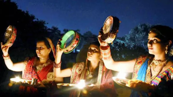 when will the moon come out: करवा चौथ मुहूर्त कब, करवा चौथ व्रत कथा, व्रत विधि और क्या है इसका फायदा when will the moon come out: करवा चौथ मुहूर्त कब, करवा चौथ व्रत कथा, व्रत विधि और क्या है इसका फायदा