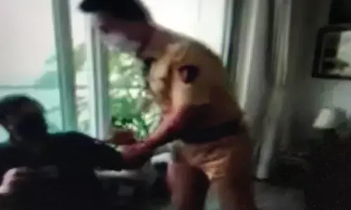 बड़ी ख़बर : मुंबई पुलिस ने अर्णब गोस्वामी को घर से हिरासत में लिया बड़ी ख़बर : मुंबई पुलिस ने अर्णब गोस्वामी को घर से हिरासत में लिया