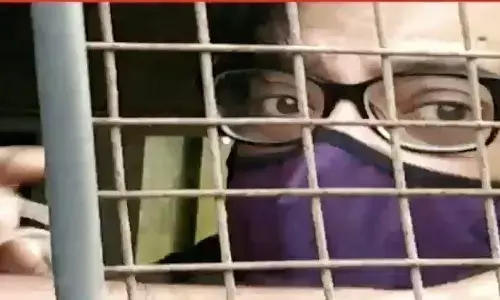 अर्णब गोस्वामी की गिरफ्तारी की केंद्रीय मंत्री ने की आलोचना, बोले- इमरजेंसी के दिनों की याद आ गई अर्णब गोस्वामी की गिरफ्तारी की केंद्रीय मंत्री ने की आलोचना, बोले- इमरजेंसी के दिनों की याद आ गई