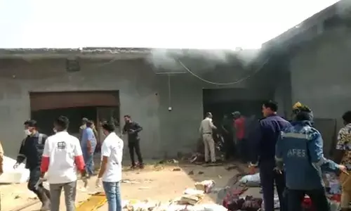 अहमदाबाद में कपड़ा गोदाम में में आग लगने से धमाका, 9 लोगों की मौत, रेस्क्यू जारी अहमदाबाद में कपड़ा गोदाम में में आग लगने से धमाका, 9 लोगों की मौत, रेस्क्यू जारी