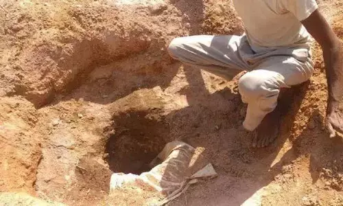 MP: 5 साल का लड़का 200 फीट गहरे बोरवेल में गिरा, सेना को बुलाया MP: 5 साल का लड़का 200 फीट गहरे बोरवेल में गिरा, सेना को बुलाया