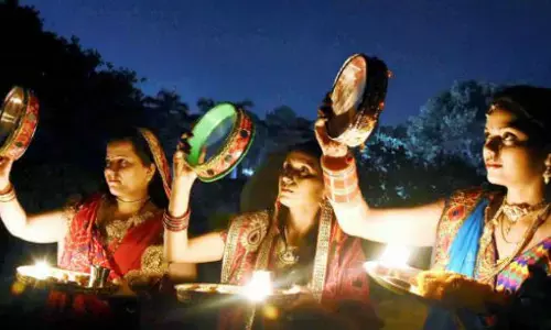 when will the moon come out: करवा चौथ मुहूर्त कब, करवा चौथ व्रत कथा, व्रत विधि और क्या है इसका फायदा