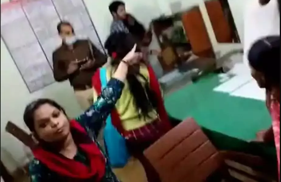 लखनऊ: लिव-इन में रह रही युवती ने मनाया करवाचौथ, परिवार ने की जमकर मारपीट लखनऊ: लिव-इन में रह रही युवती ने मनाया करवाचौथ, परिवार ने की जमकर मारपीट