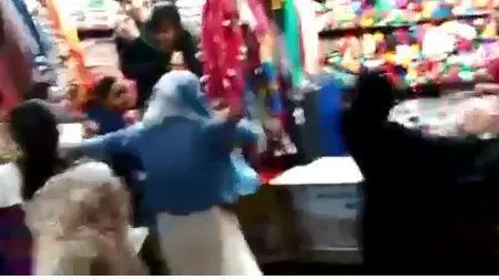 यूपी के एटा में आंटी कहने पर भड़की महिला और हुआ ये हाल, देखें वीडियो