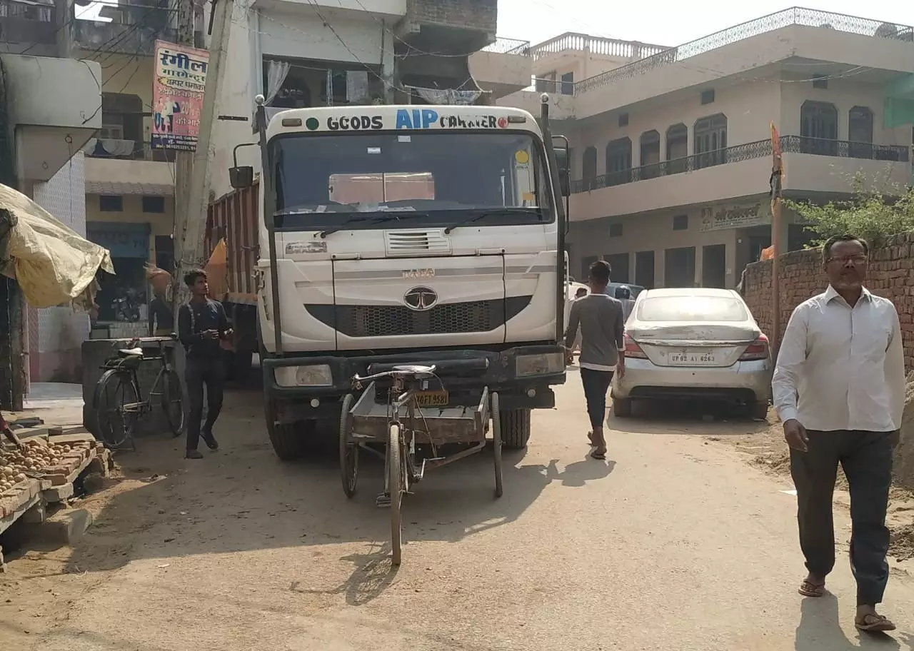नो एंट्री के बावजूद नगर में भारी वाहनों का प्रवेश प्रशासन के आदेश की उड़ रही है धज्जियां नो एंट्री के बावजूद नगर में भारी वाहनों का प्रवेश प्रशासन के आदेश की उड़ रही है धज्जियां