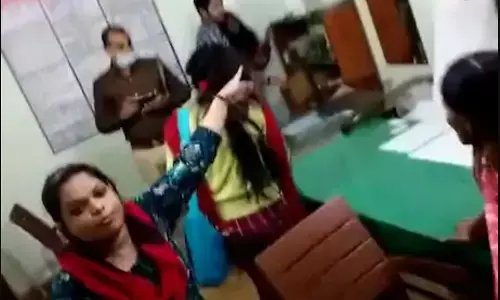 लखनऊ: लिव-इन में रह रही युवती ने मनाया करवाचौथ, परिवार ने की जमकर मारपीट लखनऊ: लिव-इन में रह रही युवती ने मनाया करवाचौथ, परिवार ने की जमकर मारपीट