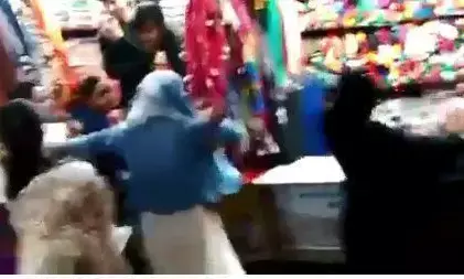 यूपी के एटा में आंटी कहने पर भड़की महिला और हुआ ये हाल, देखें वीडियो यूपी के एटा में आंटी कहने पर भड़की महिला और हुआ ये हाल, देखें वीडियो