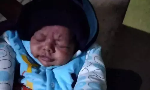 अमेठी: नवजात शिशु को झोले में जरूरत के सामान सहित फेंका, पालने वाले के लिए लिखा भावुक पत्र